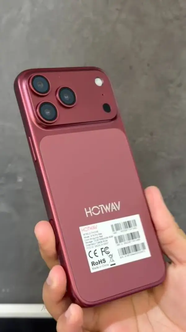 HOTWAV A18 Pro Max roxo na mão